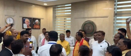 Parimal Nathwani addressing supporters after winning the Rajya Sabha election from Jharkhand amid allegations of cross-voting within the ruling alliance.
