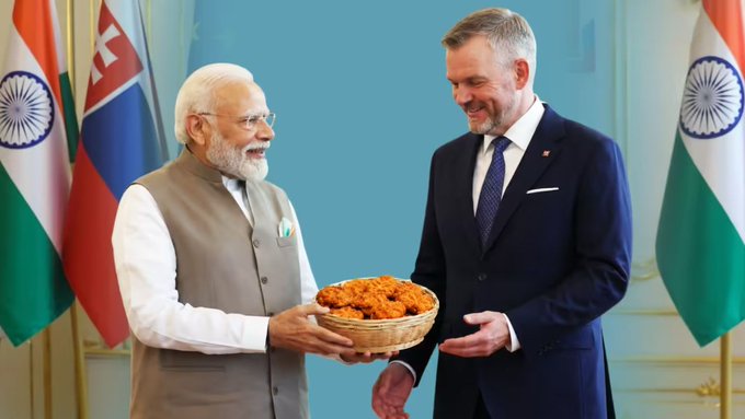 Prime Minister Narendra Modi gifts a basket of Thekua to Slovakia Speaker Richard Raši.