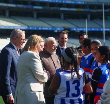 Prime Minister Narendra Modi in Australia with local leaders.