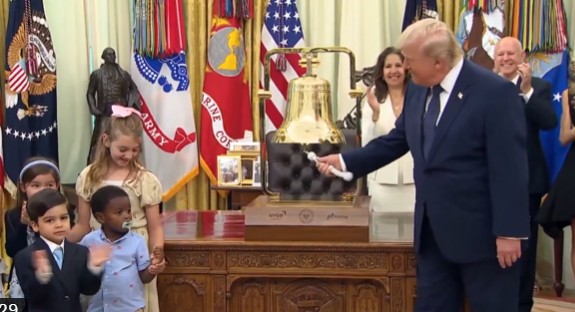 Trump rings the bells to launch the "Trump Account".