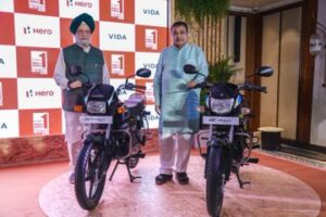 Union Ministers Nitin Gadkari and Hardeep Singh Puri unveil Hero MoyoCorp's flex fuel vehicles.
