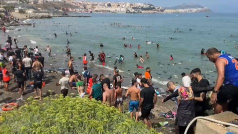 A video footage shows a large number of the people crossing into Ceuta of Spain from Morocco.