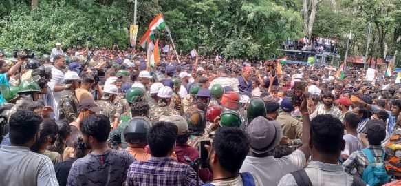 Thousands of job aspirants marched towards the Jharkhand Assembly over alleged JPSC and JSSC exam irregularities, facing barricades, water cannons and police action.