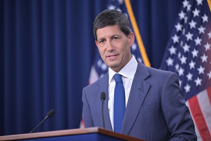 Chairman Warsh answers reporters' questions at the FOMC press conference.
