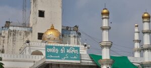 Conversations over late-night chai near Ahmedabad’s Lal Darwaja explore the Ayodhya movement, the Gujarat riots, the BJP’s political rise,